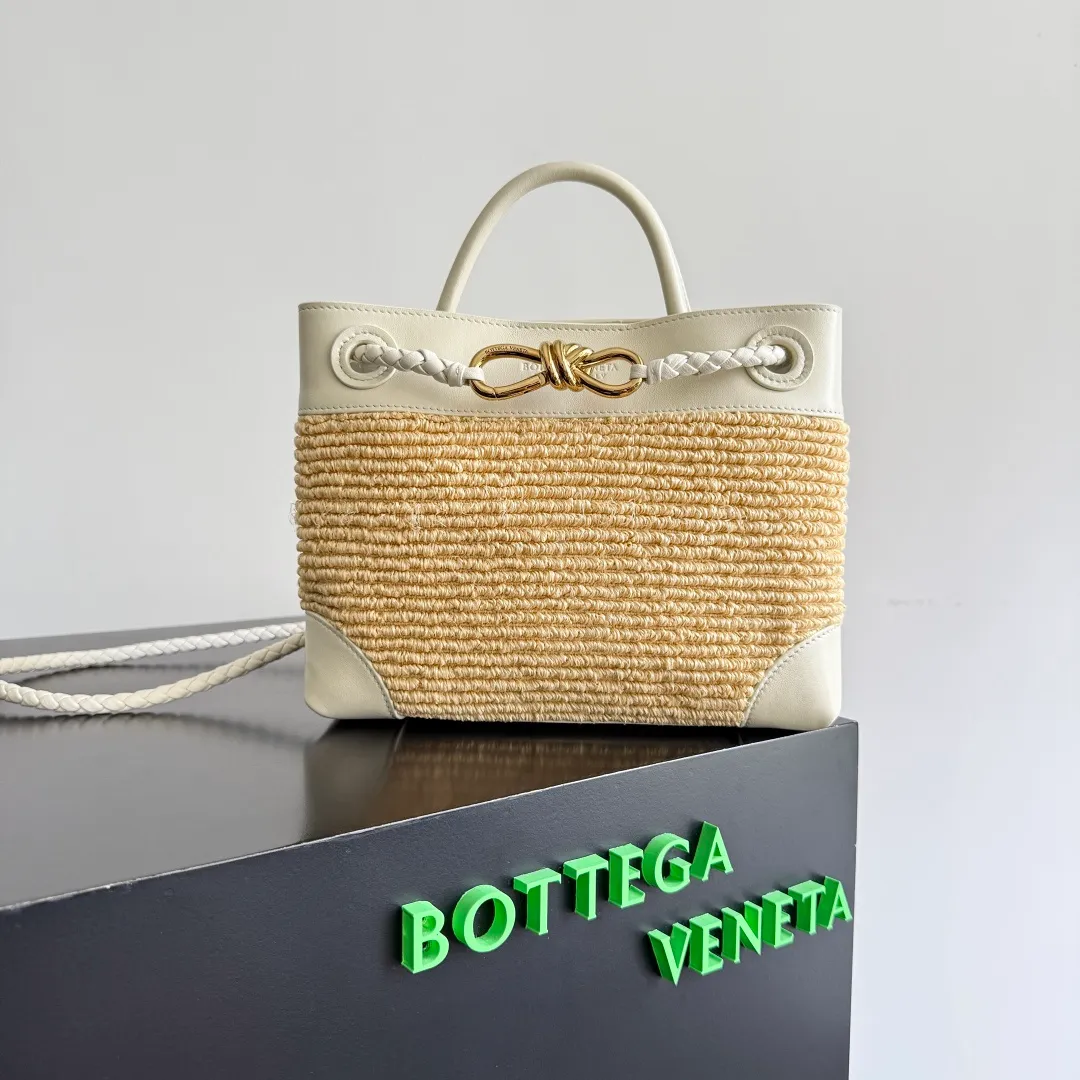 Batch 1960 Bottega Veneta's new SmallAndiamo | 🌞The best solution for summer relaxation! 🌾 Straw + leather splicing, natural materials collide with exquisite craftsmanship, and it has a sense of relaxation during the southern French holiday. It is suitable for daily commuting and weekend vacations. It is very stylish when you carry it with you. 💼 The practical capacity is amazing. It can easily store mobile phones, card holders, and powder compacts. The top opening and closing design makes it easy to access items and protects privacy. The whole is not redundant or cramped. It is a concrete interpretation of "less is more"! Unique woven texture + iconic gold buckle, low-key and high-end recognition, take it to the streets and turn heads when you put it on your back, as if you have brought lazy fashion into your life. BV’s new season aesthetics, fashionable and refined, come and take away this sense of relaxation~SmallAndiamo will become a high-end symbol in your style wardrobe that will never fade! Style number: 827478 (743568) Size: 25*20*10cm